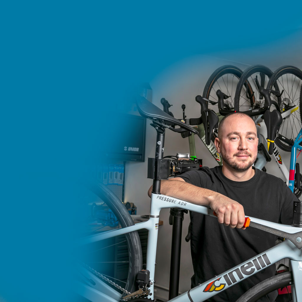 Krištof z Bike Aid pri servise bicykla